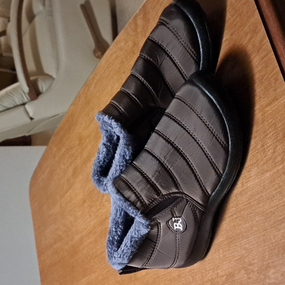 BJ slippers 6.5